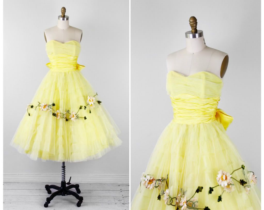 ... Dress with a daisy trail and satin bow at Rococo Vintage (â‚¬217